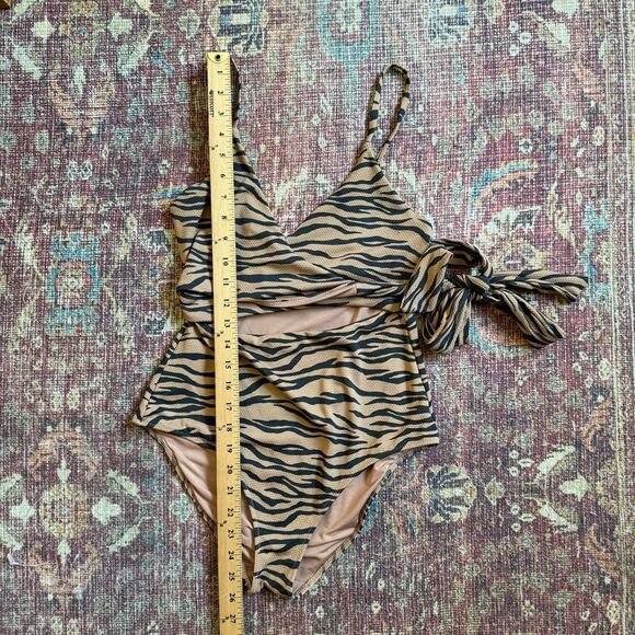 Aerie Women’s Medium Animal Print Tiger One-Piece  Wrap Swimsuit - Picture 2 of 9